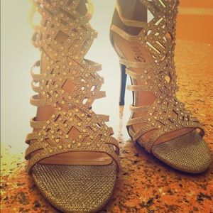 ROUGE HELIUM WOMEN'S SILVER SUEDE STILETTO HEELS 6